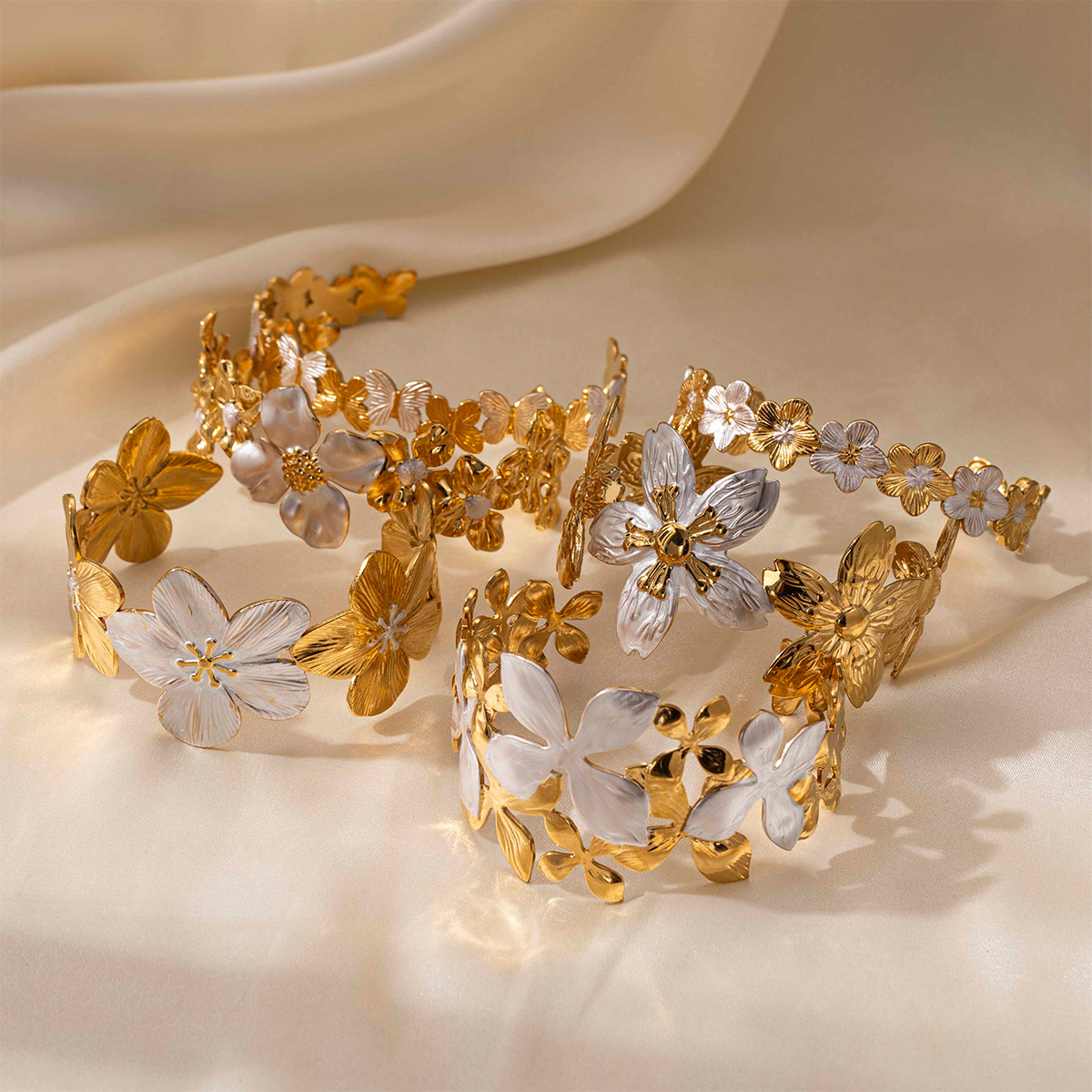Tena brazalete de acero inoxidable europeo y americano para mujer, placa de alta gama, placa de flor de oro de 18k, joyería de mano explosiva al por mayor image 1