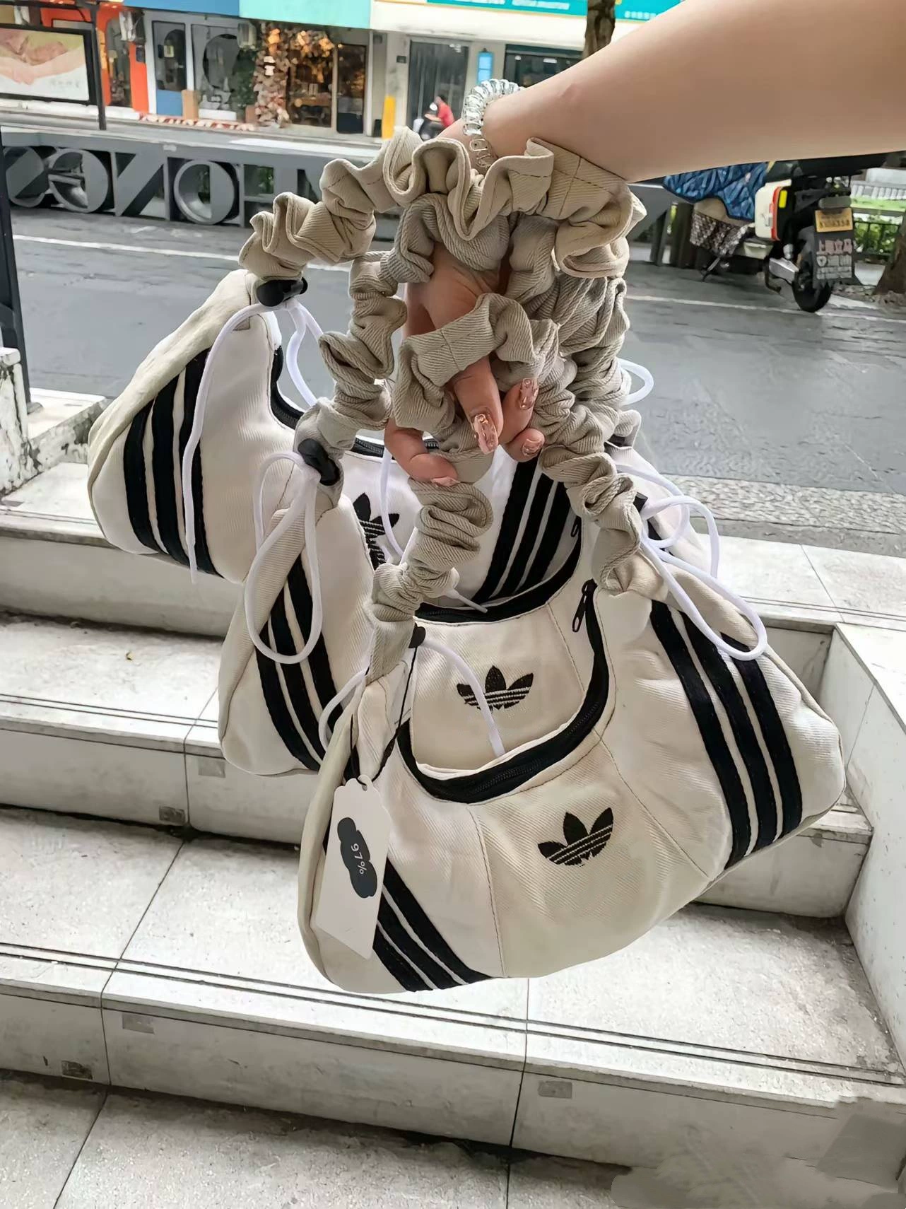 Сумка-пахвовка (Adidas) clover плиссированная, холщовая с контрастными полосами, 25×7×13 см