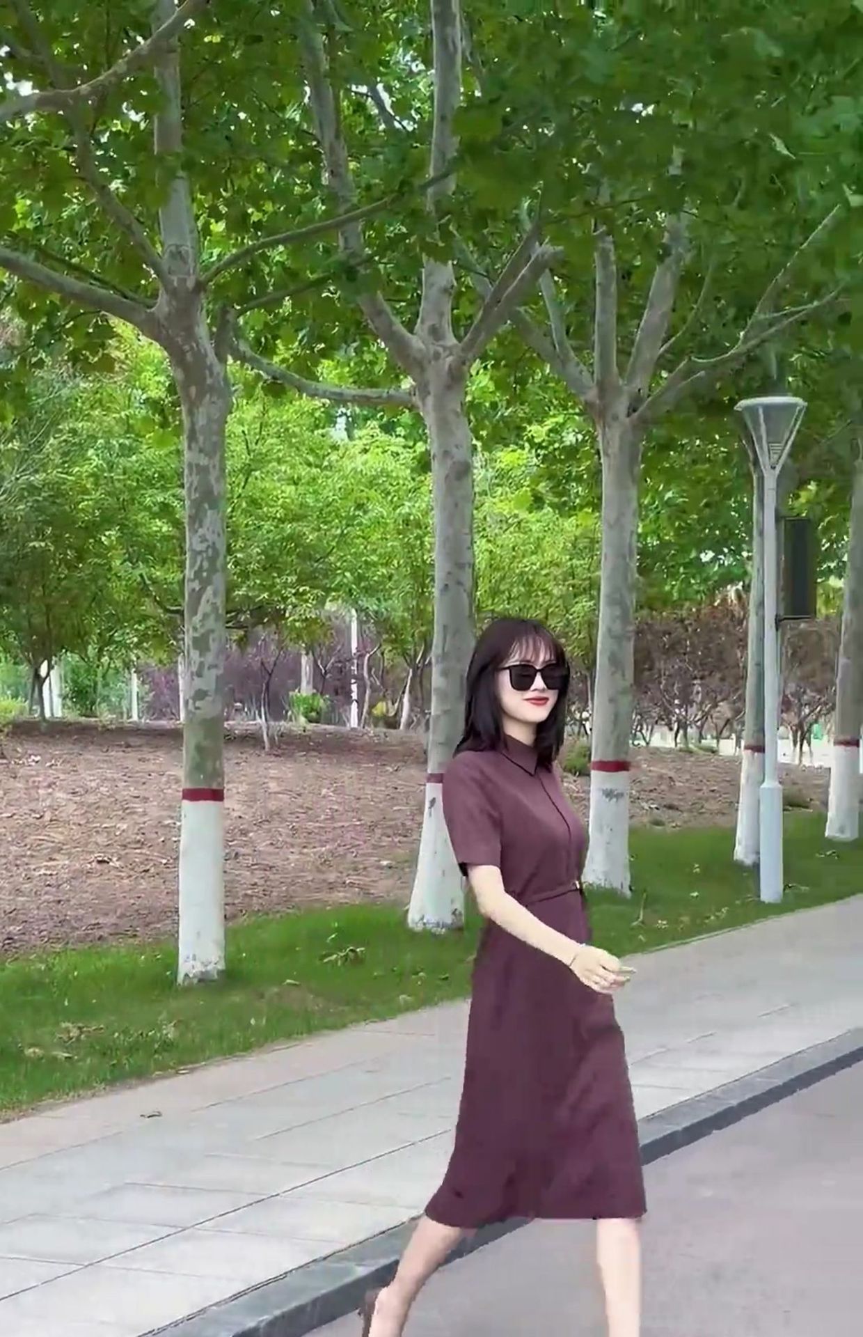 Váy liền cổ polo tay ngắn dáng suông midi màu tím kiểu Pháp – tôn dáng cho nàng thấp bé — Màu cà phê, Màu trắng chi tiết 3