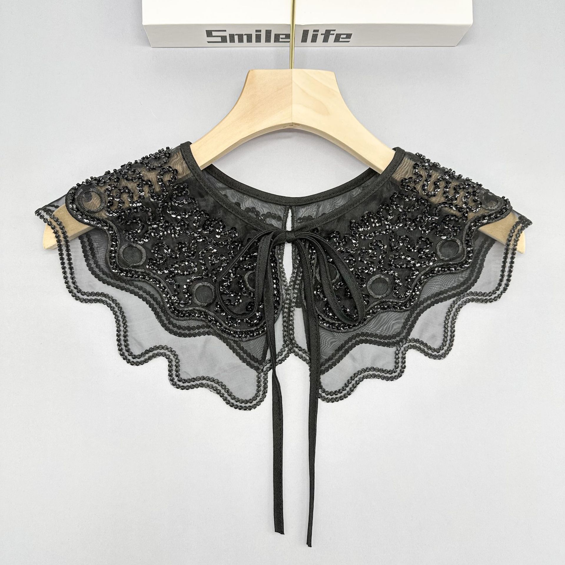 Negro y blanco doble encaje cuello falso cuentas decoración de niños suéter vestido chaqueta cuello transparente en stock image 2