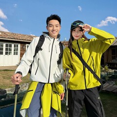 2025秋季男女同款户外冲锋衣防水防风连帽休闲外套印字logo情侣服