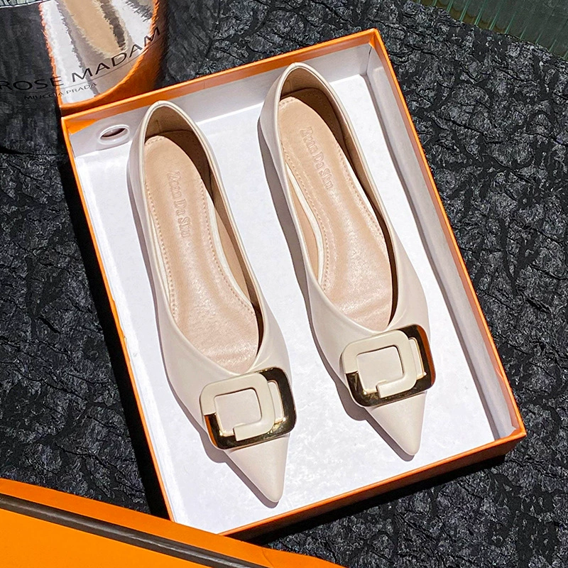 2025 новые остроконечные и неглубокие женские одиночные туфли с квадратной пряжкой плоская подошвы бобовые туфли дикие божьи ботинки большой размер женской обуви 41-43