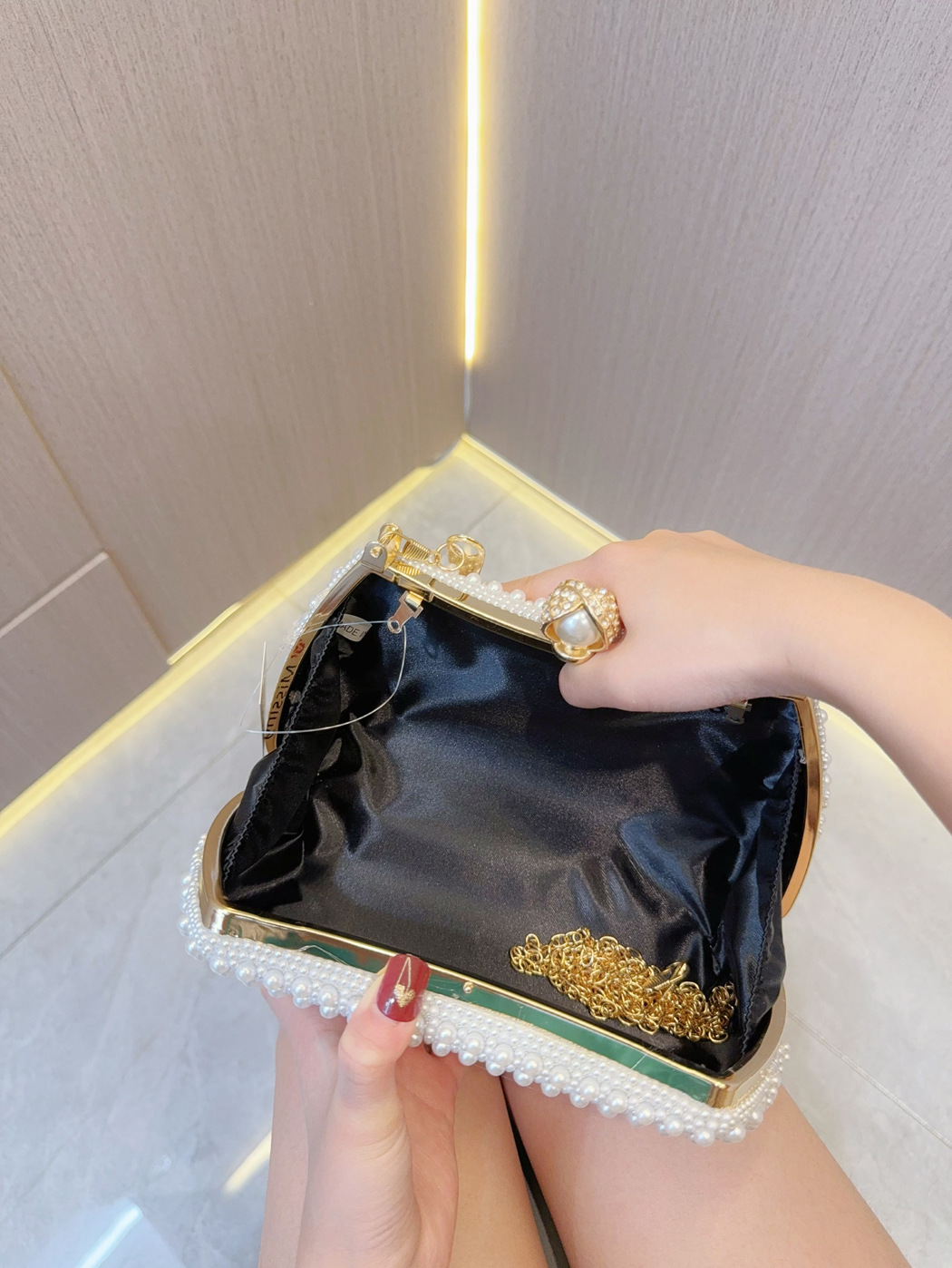White Beige Black Polyester Solid Color Pearls Evening Bags display picture 4