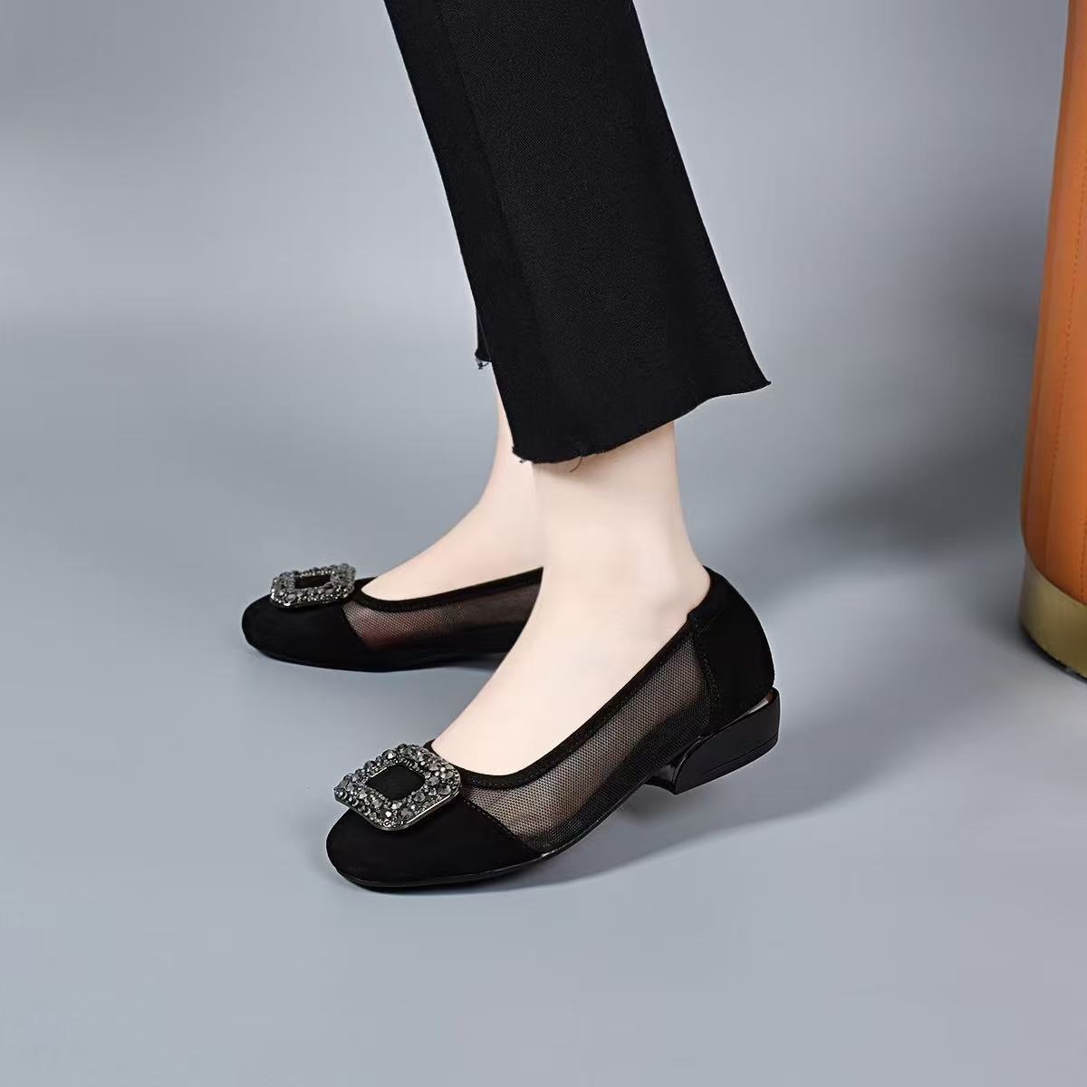 Giày sandal nữ da thật mũi tròn gót thấp phối lưới, kiểu mới xuân hè, đế xuồng khoét lỗ dễ mang — đen