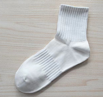 ��Ͳ������ϵ�⴩�ٴ��˶������кڰ״�ɫ��Լ����