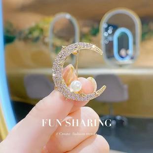 Korean Version of Dongdaemun Fashion Design Sparkling Diamond Moon Pearl Brooch Clothing Accessories Fashionable Elegant Personalized Accessories