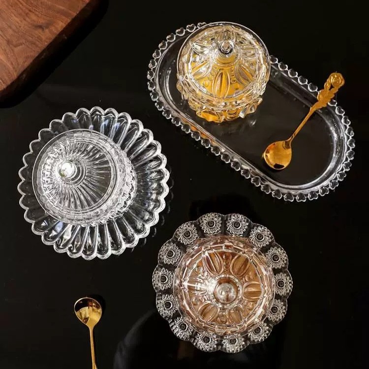 Cuatro estilos de tanques de azúcar de vidrio con tapa de relieve transparente y caja de almacenamiento de frutas secas en la Sala de estar están disponibles para la decoración de joyas de azúcar de bodas.