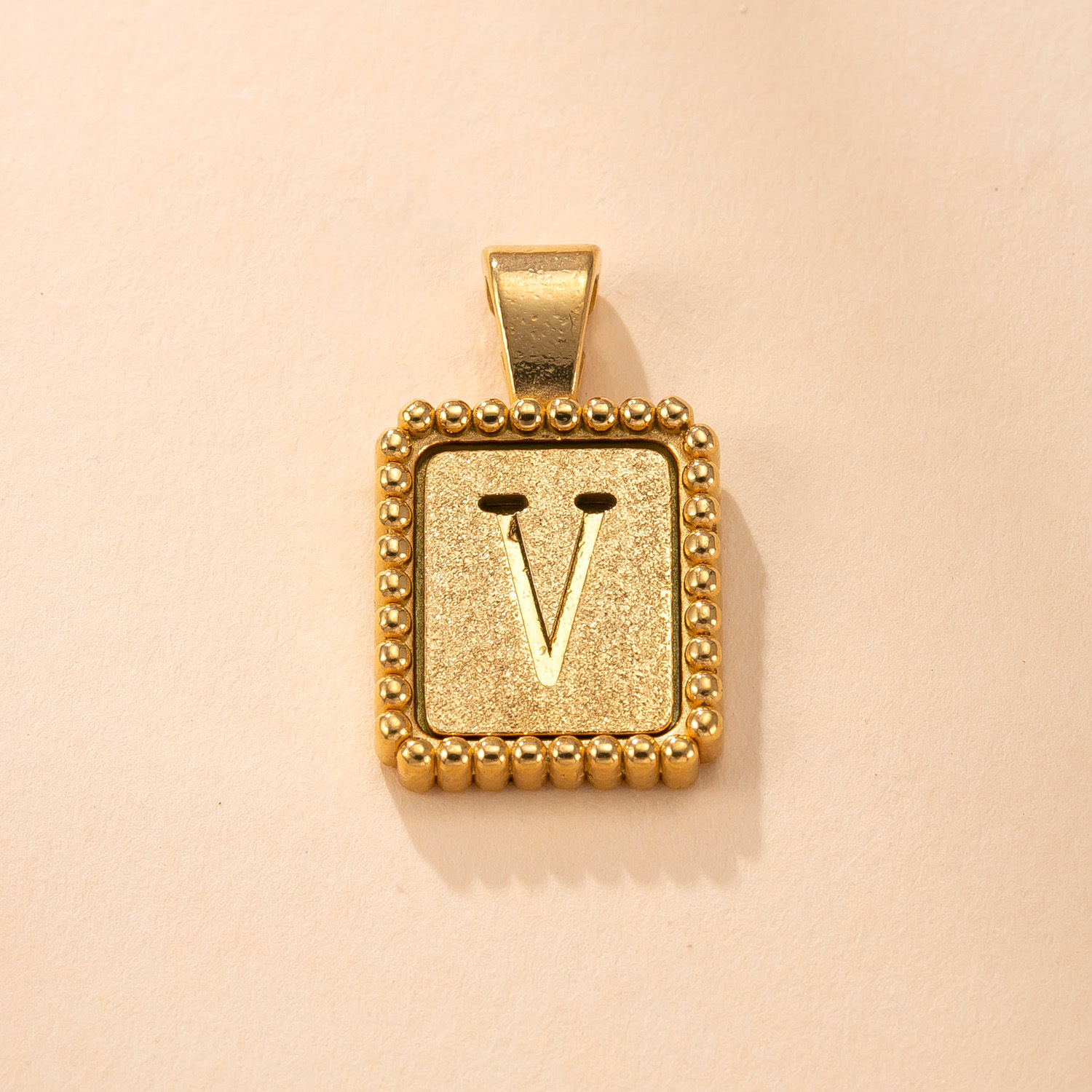 Colgante único Collar de acero inoxidable de moda transfronteriza Colgante de letras de lunares de marca cuadrada fundido Joyas de acero de titanio dorado de 18 quilates