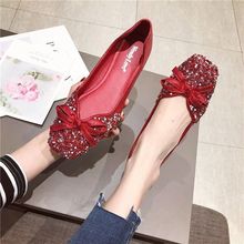 白枕鹤红色婚鞋2025新款亮片秋冬季方头平底蝴蝶结时尚软底新娘毛