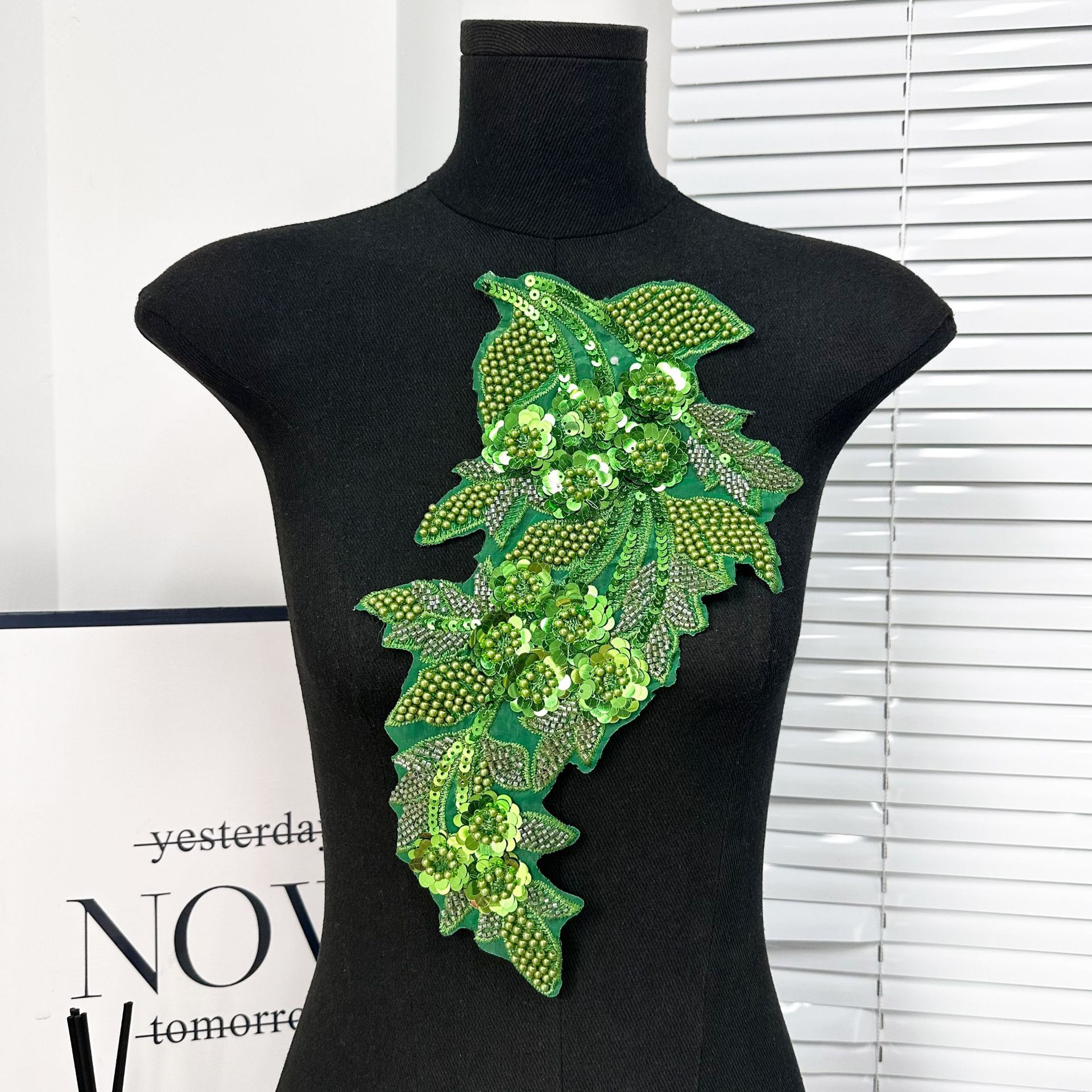 Ventas transfronterizas calientes de bordado de malla sequinilla de tela de color plateado pegado vestido vestido vestido de rendimiento ropa accesorios DIY