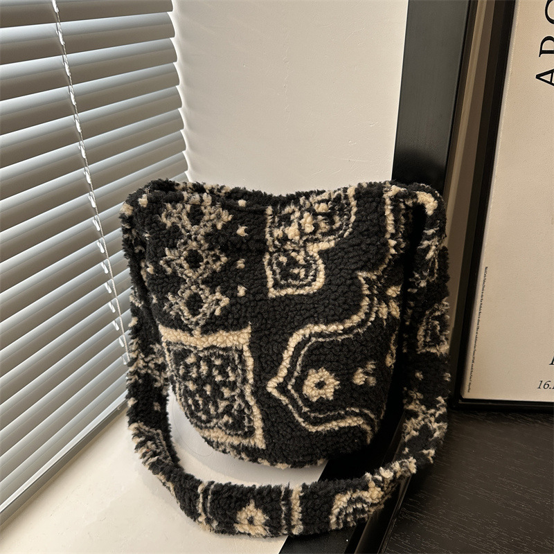 La versión coreana de otoño y invierno del nuevo material de lana de gran capacidad de la bolsa de mujer de viaje de viento perezoso de un solo hombro inclinado de la moda