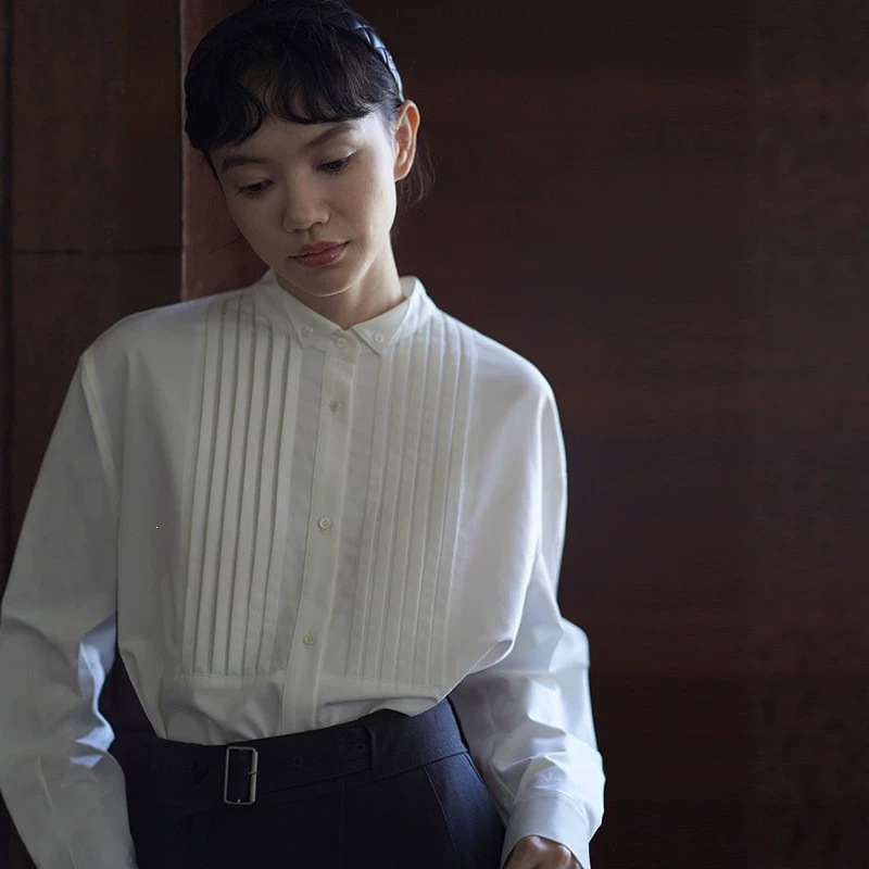 Miss Ha's retro-inspired small collar shirt with delicate tuck line placket, classic H-line cut, slimming and suitable for commuting