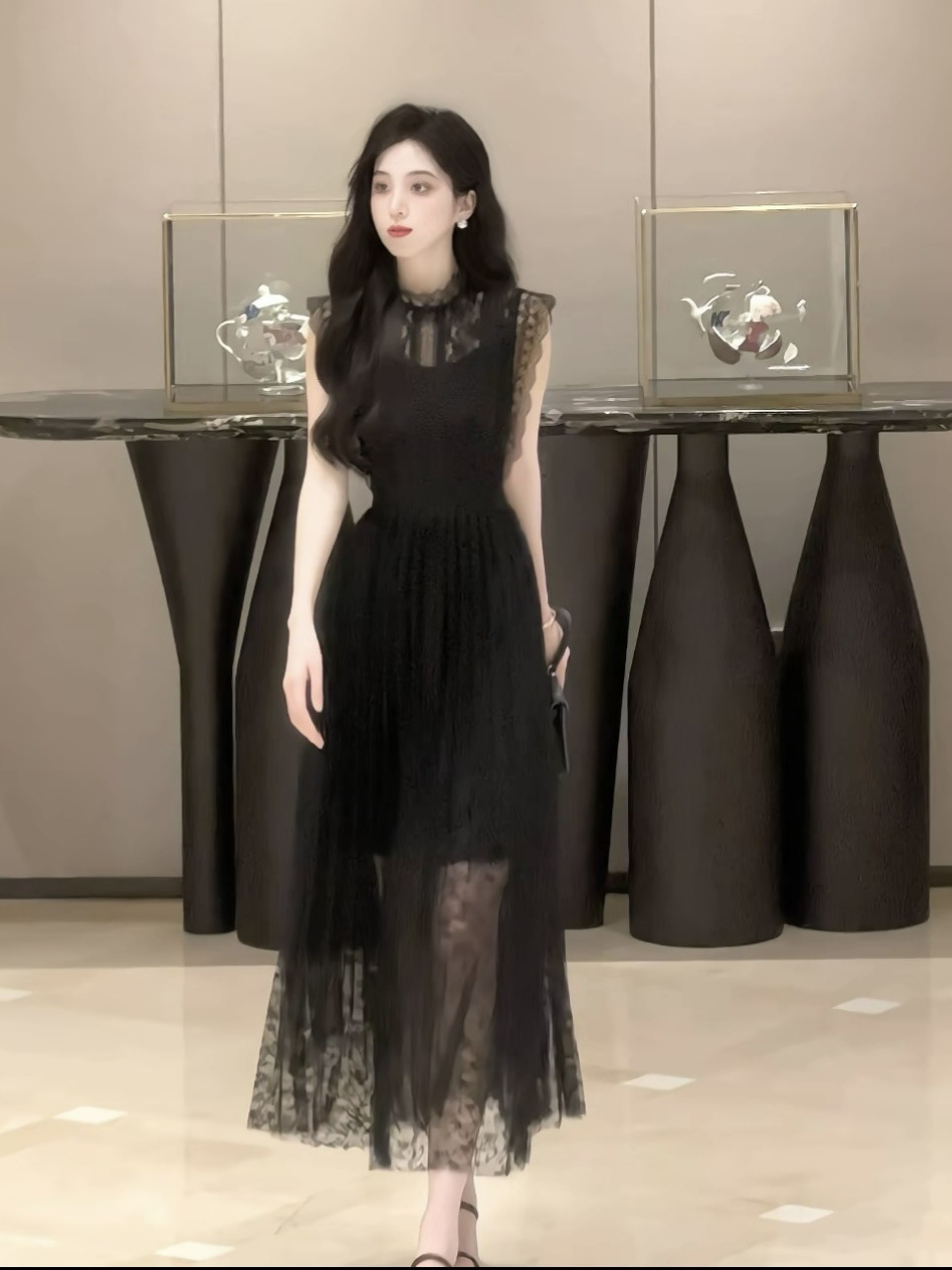 Đầm suông nữ midi thiết kế thanh lịch tay ngắn cổ tròn — đen