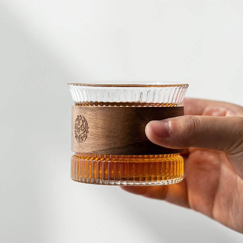Taza de té de vidrio de borosilicato de patrón vertical con aislamiento de anillo de madera taza de té hogar personal pequeño tamaño Kung Fu