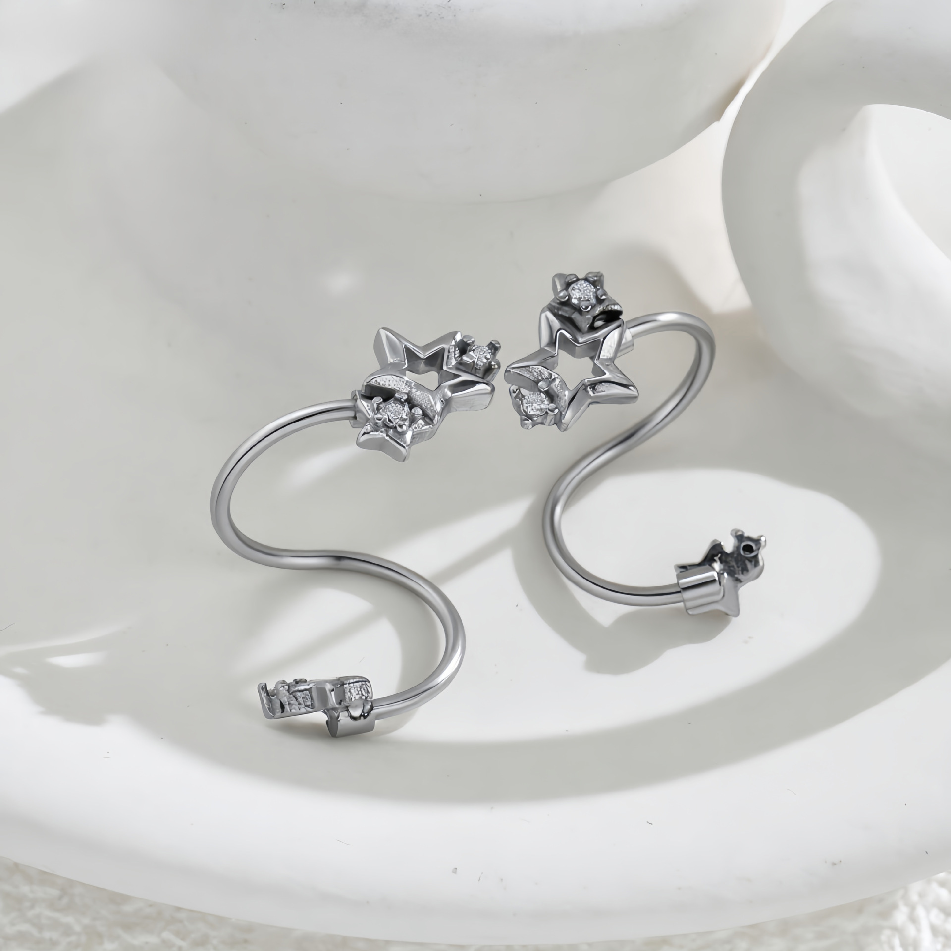 Japanese and Korean Niche Design Snowflake Pearl Stainless Steel Earrings, Elegant and Stylish for Daily Wear, Women's Accessories, Wholesale Earrings
