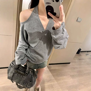 甜酷辣妹时尚交叉设计感露肩卫衣女2025新款V领两穿挂脖休闲上衣