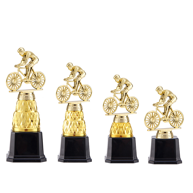 Ventas transfronterizas calientes nuevas decoraciones de trofeos de campeones de bicicletas creativas soportan muñecas de bicicletas de plástico grabadas con placa de identificación