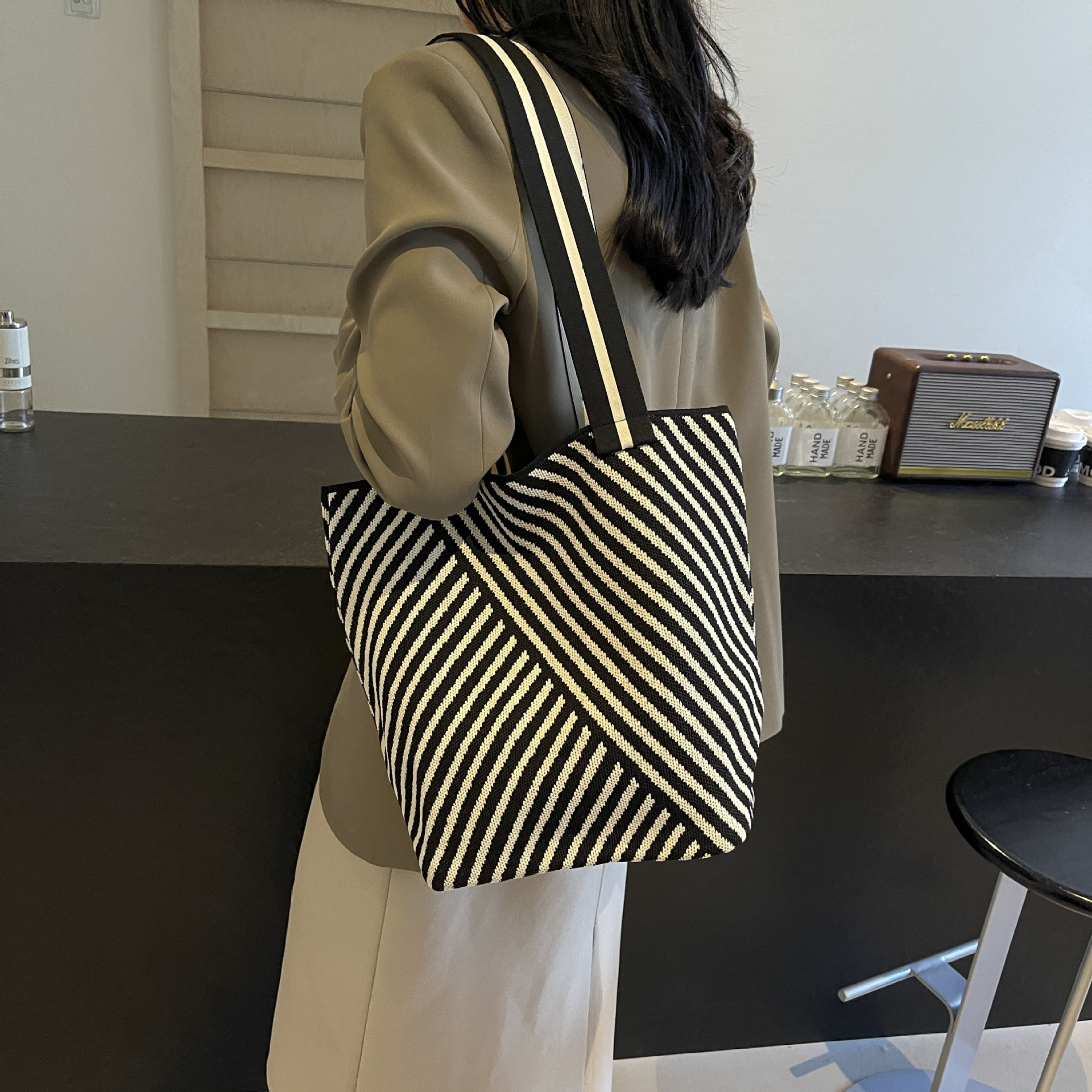 Knitted single-shoulder bag 2024 Tote new style bag for women, large-capacity hand-held commuting shopping bag, bucket, versatile wholesale details Picture