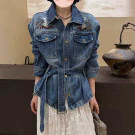 度假港风翻领系腰带刺绣牛仔短款外套女2026春季新款洗水洋气上衣
