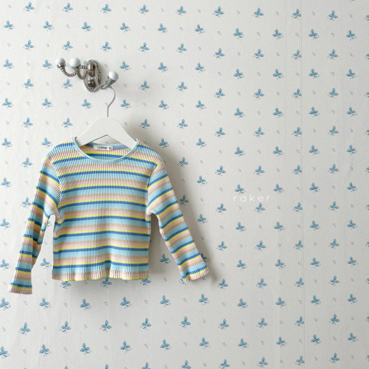 Ropa de salida para bebés, ropa de primavera, blusa de manga larga, ropa infantil, versión coreana, ropa infantil de primavera, blusa de fondo a rayas para niñas de primavera
