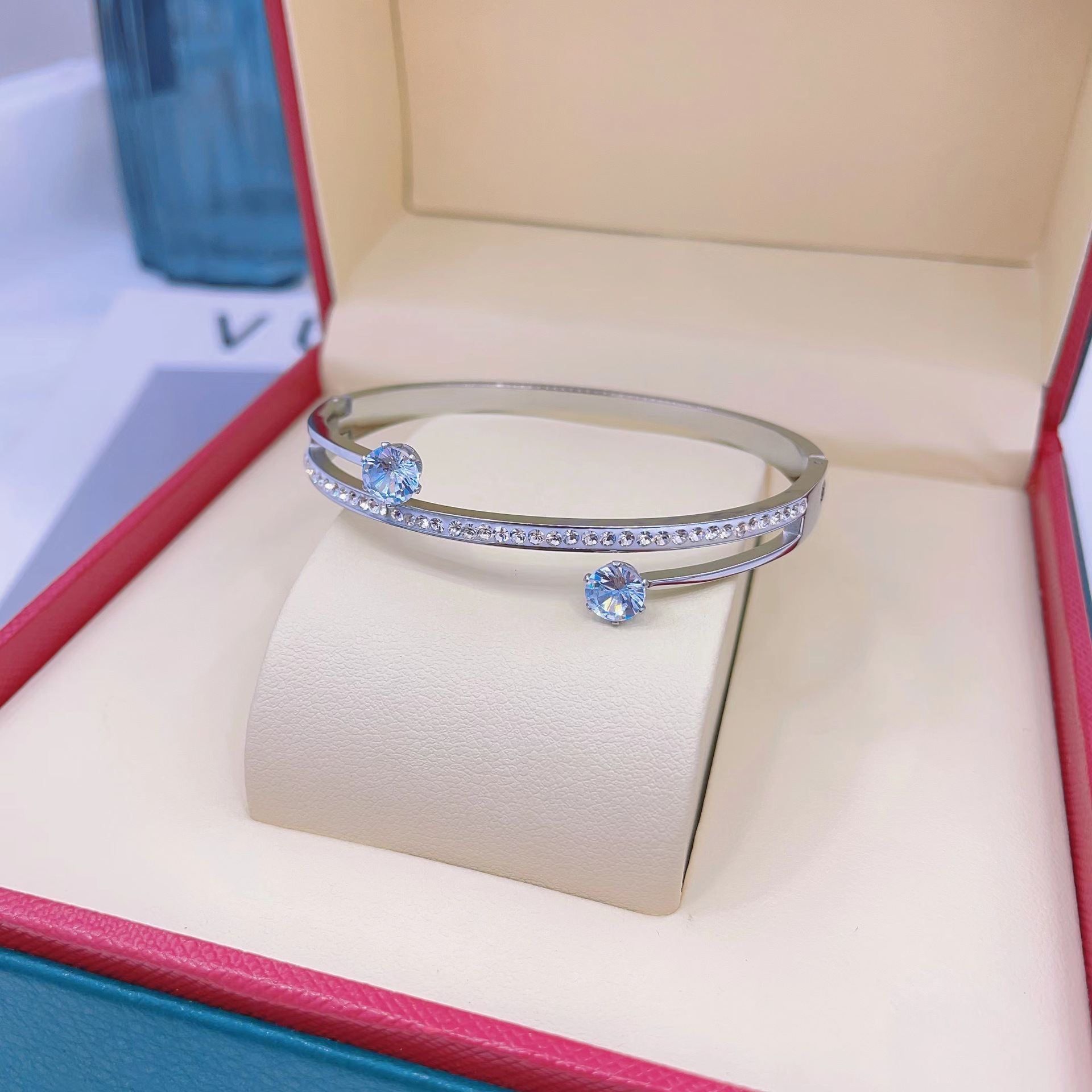 En stock fábrica directa Transfronteriza Popular electrochapado 18K pulsera de acero de titanio femenina personalidad no se desvanece moda nicho moda