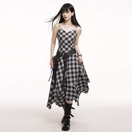 少女不规则裙摆黑白格子吊带连衣裙子氛围感出游海边度假穿搭