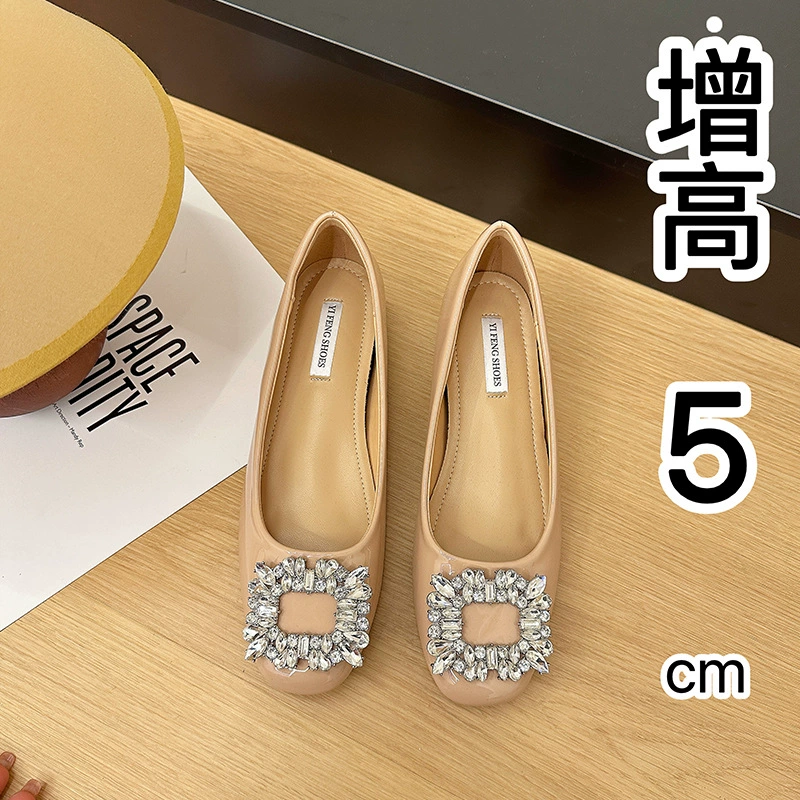 Маленькие женские туфли, увеличенные внутри, 2025 новые французские бриллиантовые пуговицы, одиночные туфли, женские пригородные темпераменты, французские мягкие одиночные туфли