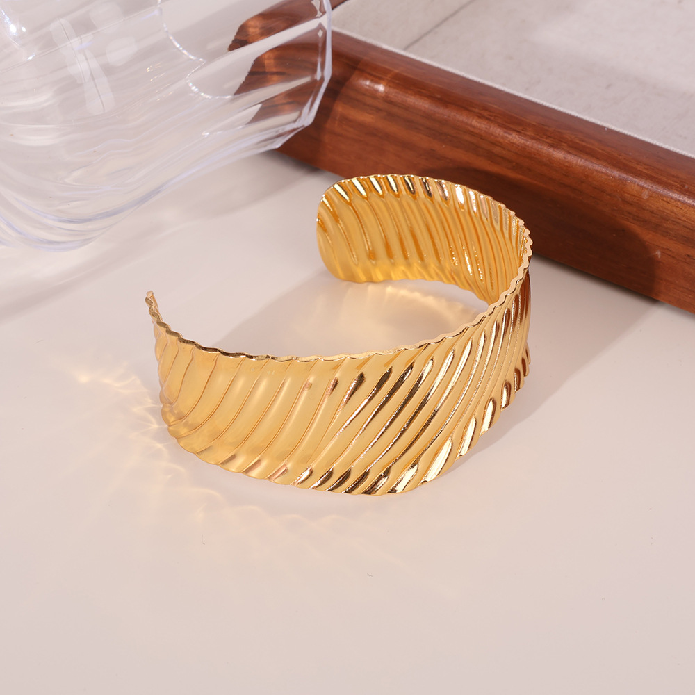 Exageración retro transfronteriza viento titanio acero 18K textura hip-hop de superficie ancha apertura ajustable pulseras unisex al por mayor