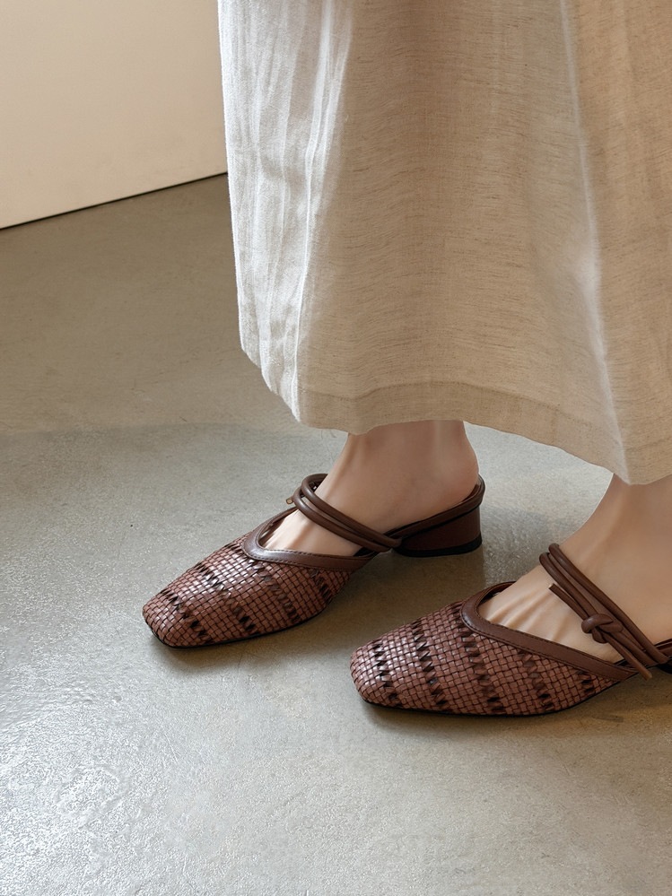 Dép sandal nữ da cừu mũi vuông gót thấp quai chữ V phối màu — màu nâu, Màu cà phê đậm, màu trắng ngà chi tiết 4