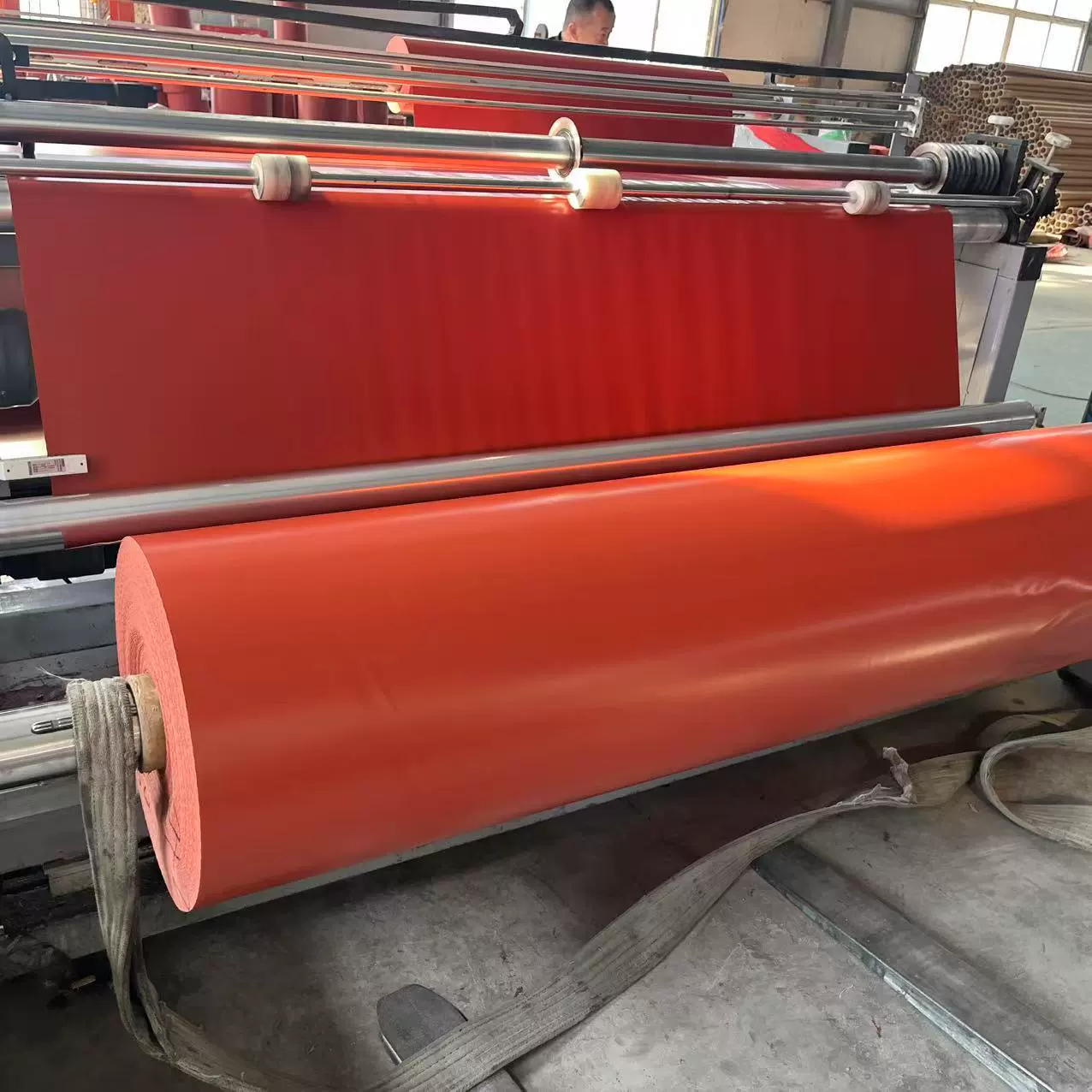 Новая красная мягкая ткань с тремя защитными тканевыми полосками на новом