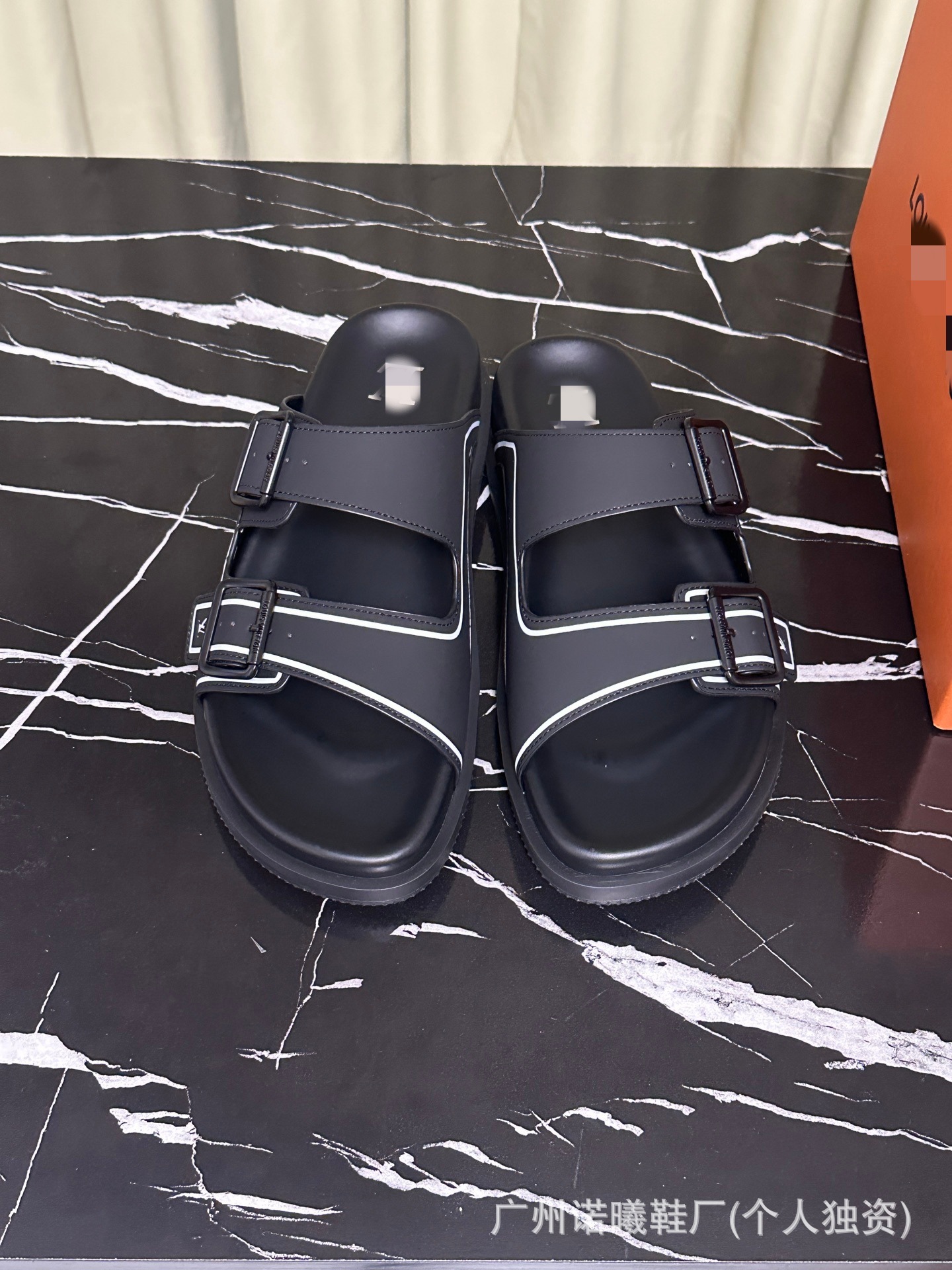 Zapatillas de moda para hombres con suela suave cómodas para usar zapatos de playa de cuero originales caja original de lujo marca de moda de doble cinturón de moda casual image 8