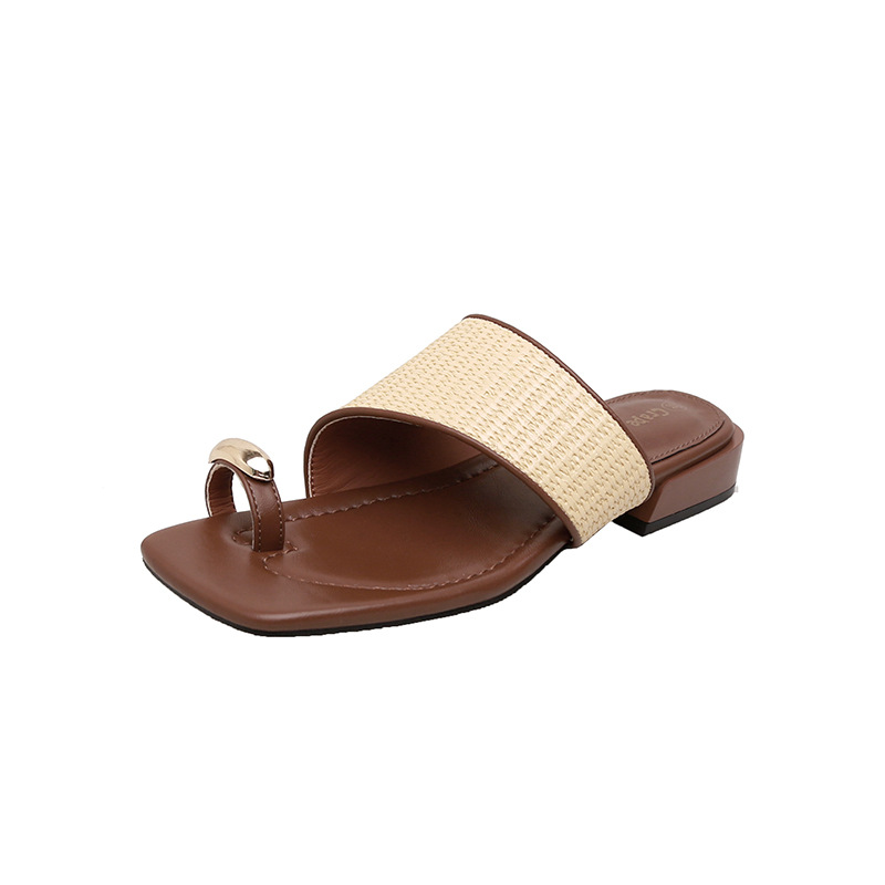 Nuevas sandalias de verano estilo vacacional con clip metálico, punta cuadrada y tejido de paja para mujer, para usar al aire libre.