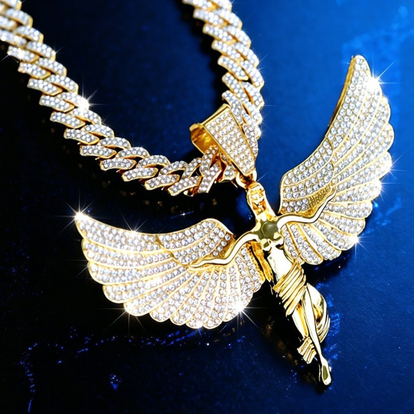 Ángel de diamante ligero y de lujo europeo y americano con alas de aleación de zinc colgante grande personalidad hip-hop rap simple collar de viento neutro
