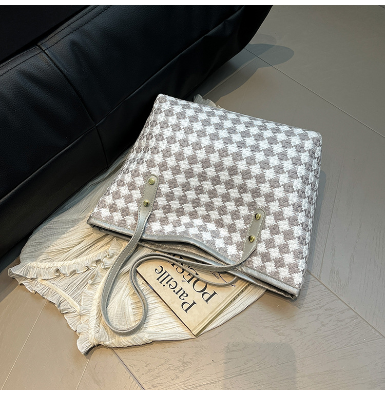 Casual commuting women's bag 2025 Spring checkered simple, stylish and trendy single-shoulder crossbody bag tote bag undefined