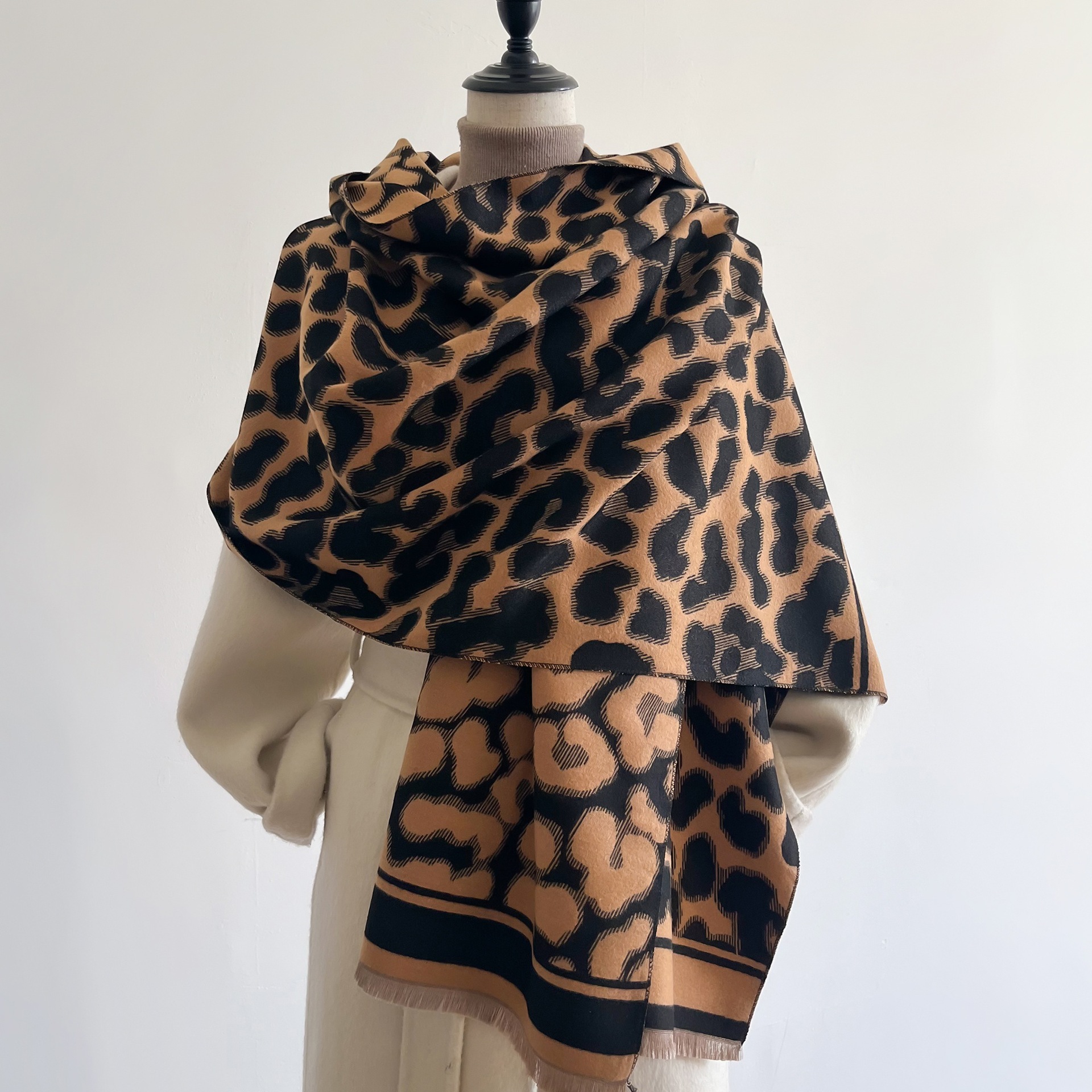 Otoño y invierno coreano imitación de cachemira bufandas de dama patrón de leopardo grueso guillot caliente sala de aire acondicionado doble chal para mujeres