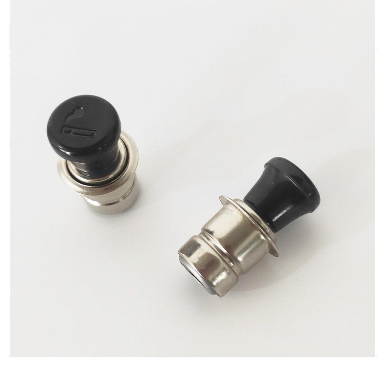 Suitable for Nissan Sylphy, Teana, Qashqai, Qashqai, and Bluebird models; 12V car cigarette lighter adapter