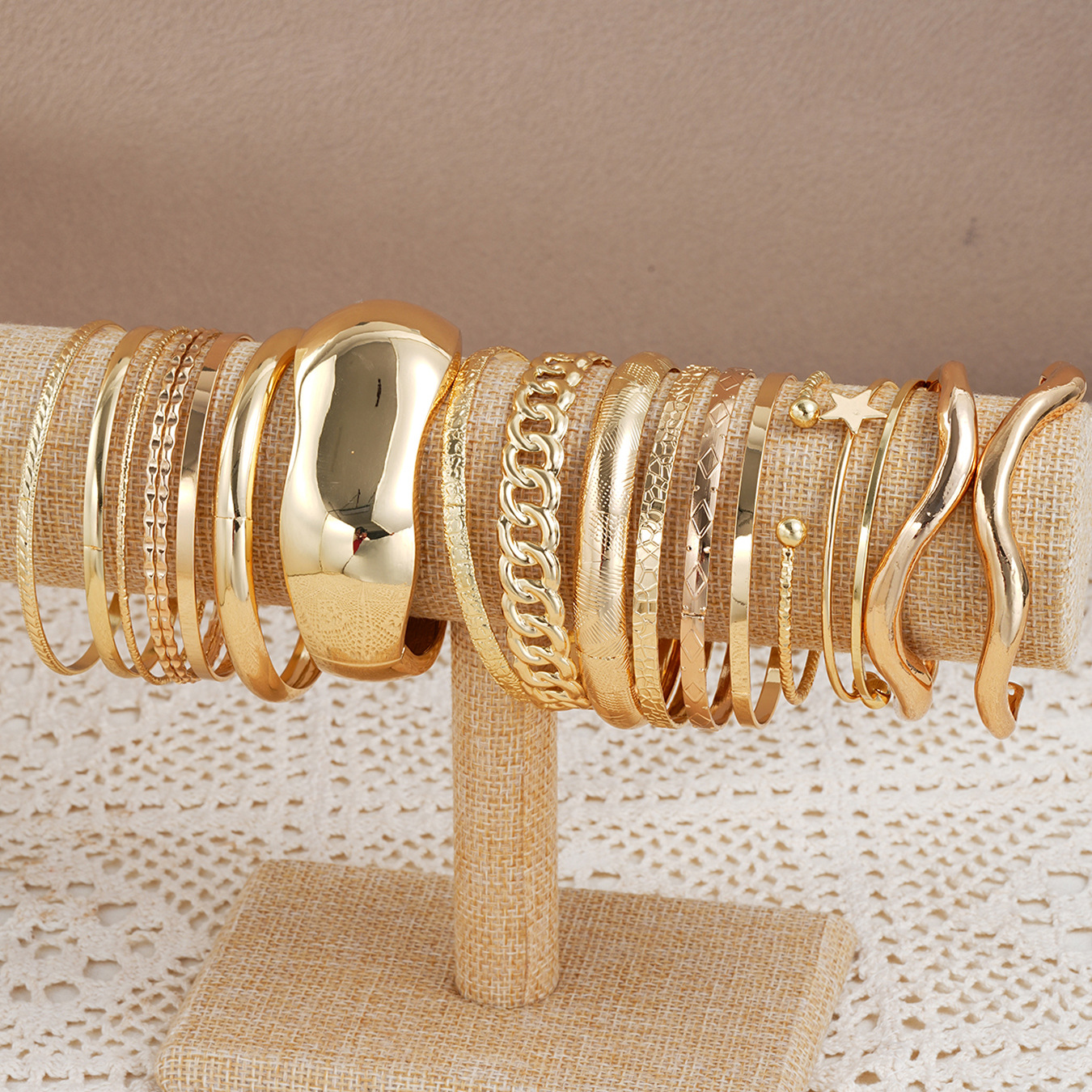 Europa y los Estados Unidos venta cruzada en caliente pentagrama ancho oro brazalete conjunto de pulsera de abertura ondulado lujoso viento plegable pulsera
