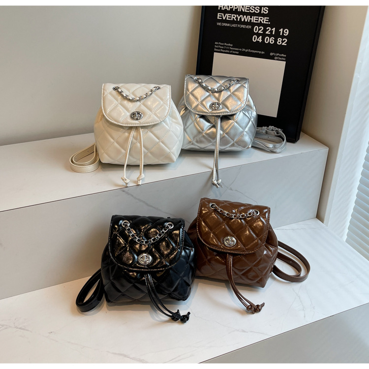 Mochila de cadena de diamantes de estilo occidental para mujer 2024 nueva mochila plateada de verano para estudiantes universitarios