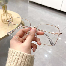 �¿�С����ͬ���󷽿���������۾���ʱ�и�����Ů��DW31436