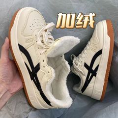 Cream-colored vintage white sneakers, Instagram-inspired, Hong Kong-style court shoes, trendy and breathable Deichmann-style training shoes—unisex sports sneakers.
