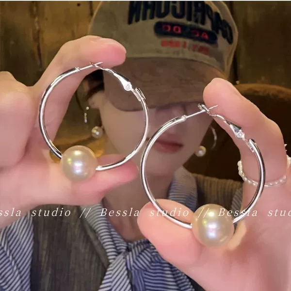 Minimalist Silver Pearl Earrings for Women, Niche Design Versatile Cool Style Circle Earrings with a High-End Sweet and Cool Vibe