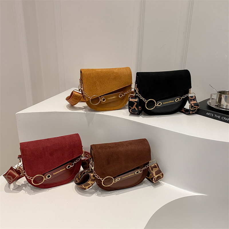 Bolsa de semicírculo nuevo color sólido mochila de hombro temperamento ancho silla de hombro bolso de moda 2025 diseño de moda esmaltado bolso de hombro