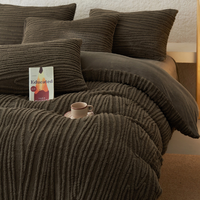 Invierno engrosado de leche de lana de cuatro piezas con lana de coral cálida cubierta de sábanas de flanela cubierta de cama