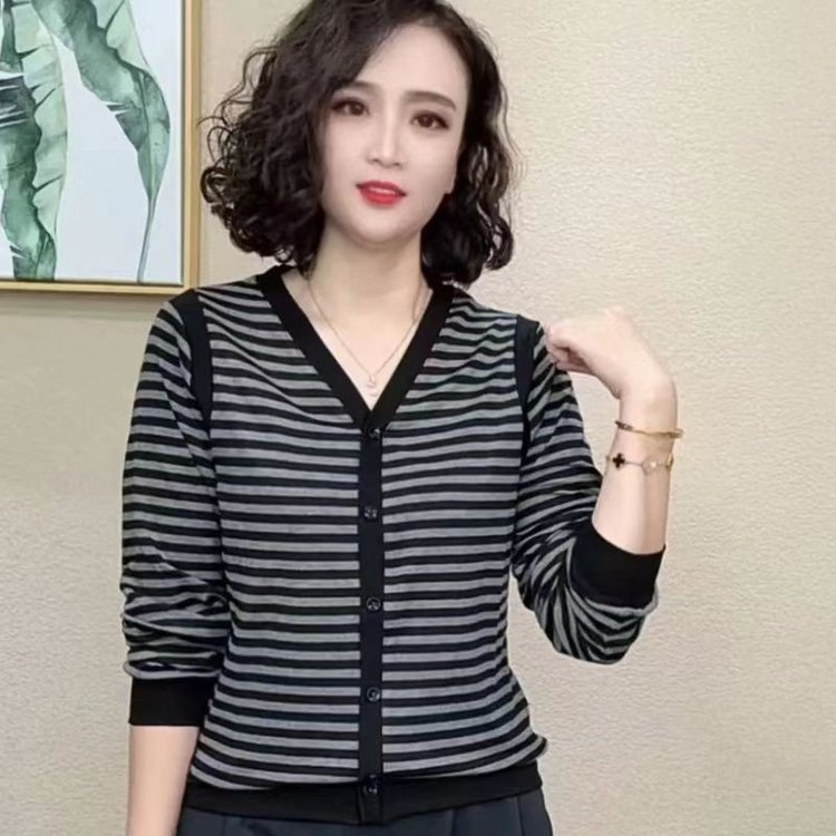 一件代发直播爆款2025秋季新品时尚减龄拼接条纹V领百搭长袖上衣|undefined