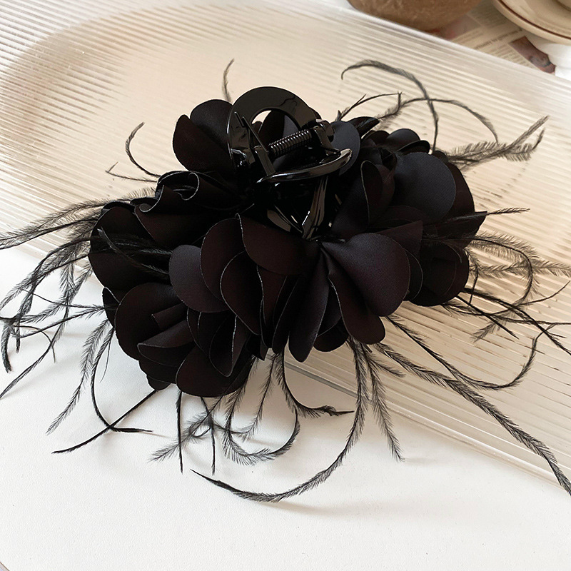 Encora rojo, pliegues multicapa, plumas, pinza para el cabello, pinza para el cabello, parte posterior de la cabeza, pinza de tiburón, estilo princesa, ambiente, sensación de temperamento, accesorios para el cabello