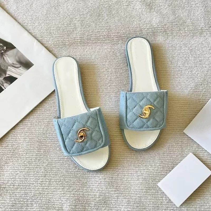 Zapatillas de botón de mochila pequeña fragante de viento para mujeres con zapatillas de fondo plano negro verano 2025 nuevas zapatillas de playa para mujeres