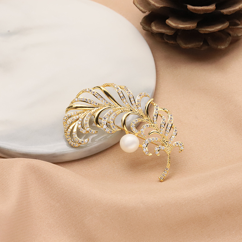 Broche de perlas naturales de agua dulce para mujer, broche retro de alta gama a la moda, nuevo estilo con baño de oro real, venta al por mayor del fabricante. image 2