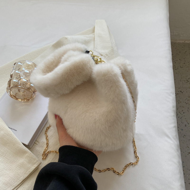Bolso de peluche de mujeres otoño y invierno 2025 nuevo lindo bolso de cubo de mano bolso de lana de moda simple cadena mochila