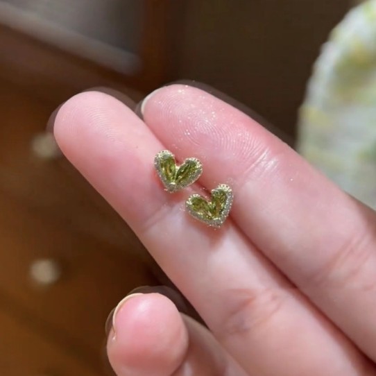 绿色简约爱心小耳钉轻奢小众化设计日常气质百搭闪钻简约耳饰|undefined