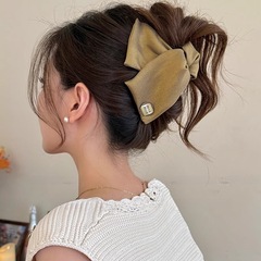 フレンチレトロな気質の女性用三角グリッパー2025新しいスタイルの髪のボリュームの多いヘアクリップ後頭部のハイエンドシャーククリップ